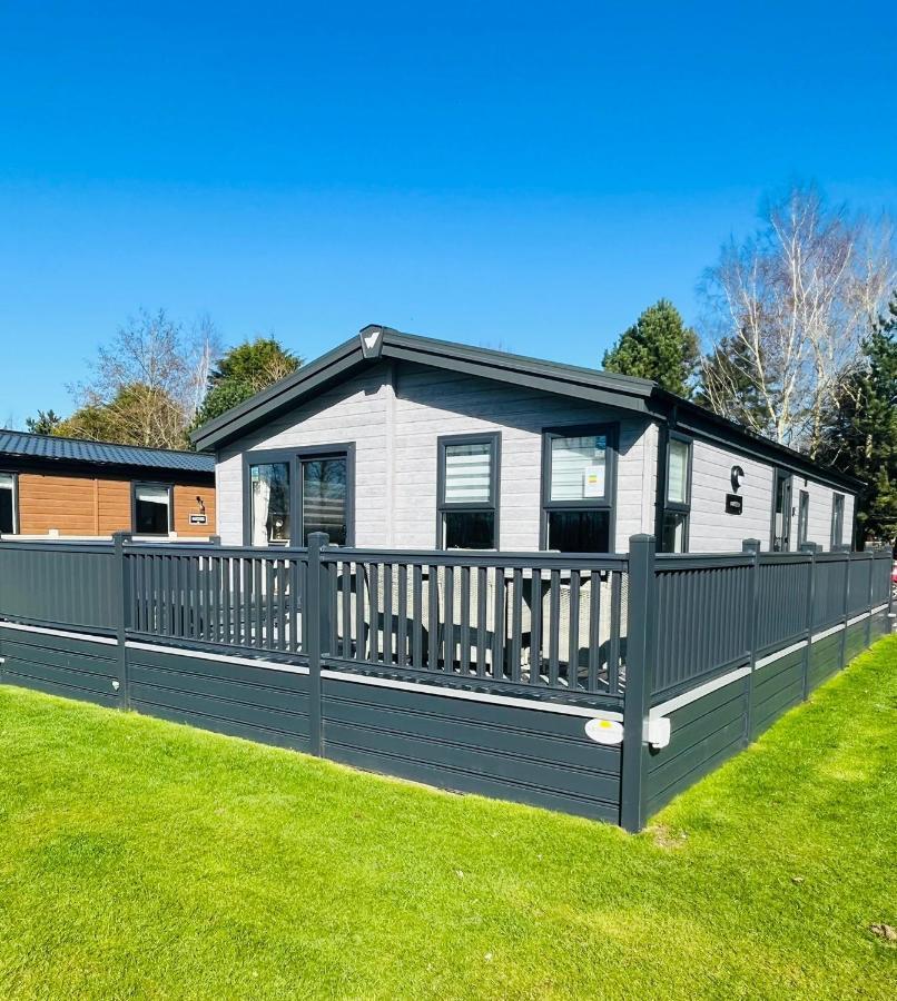 Black Moorhen Lodge With Hot Tub York Exterior foto